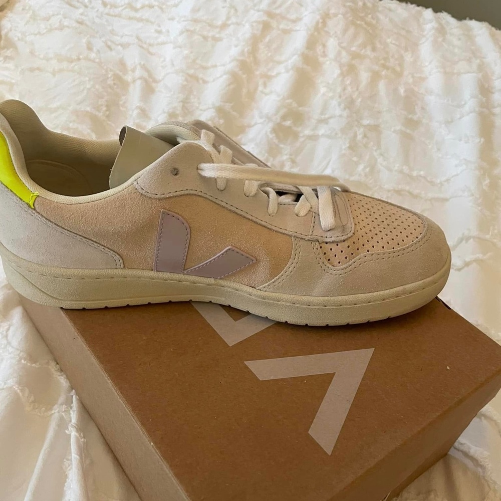 Veja V-10  Men's Size 9